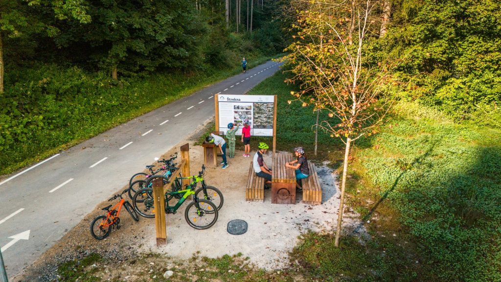 Kolesarjem so na Štrekni na voljo tudi postajališča s klopmi in informativnimi tablami.