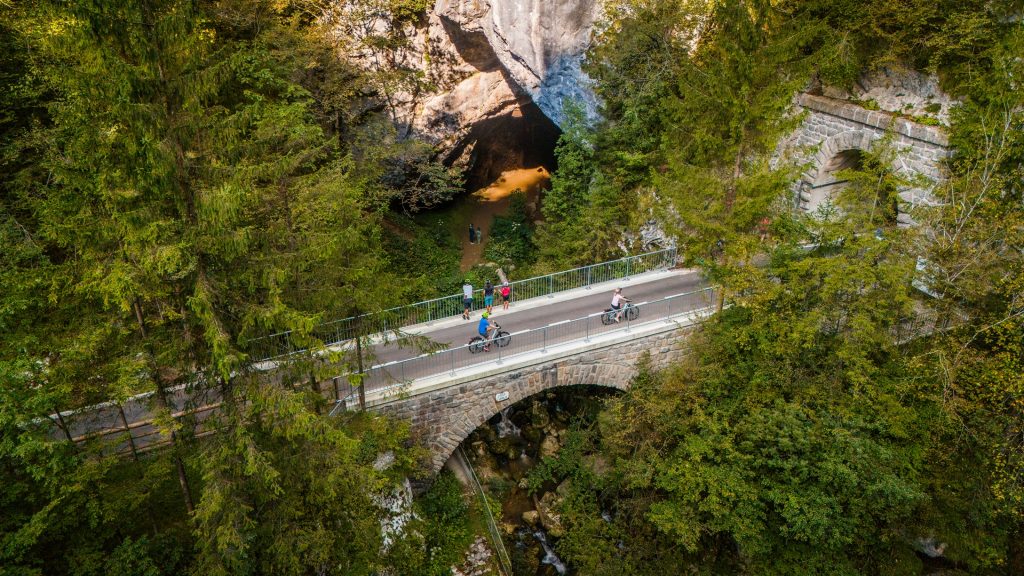 Cycling along the Štrekna and visiting the natural sights in Huda Luknja.