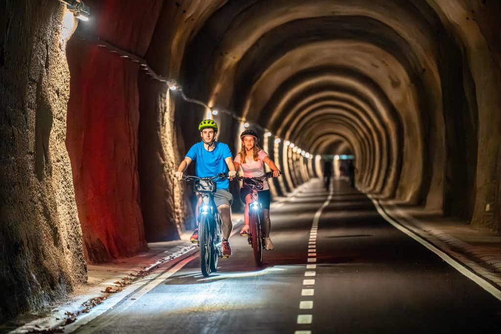 Vožnja s kolesom po osvetljenem tunelu.