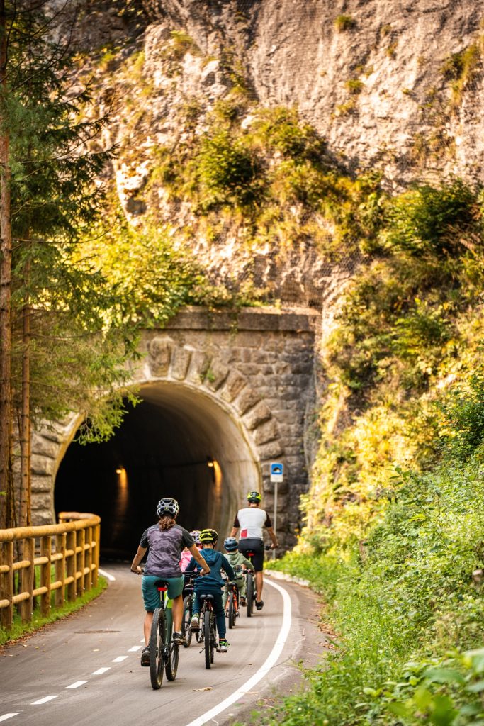 Kolesarjenje proti osvetljenemu tunelu.