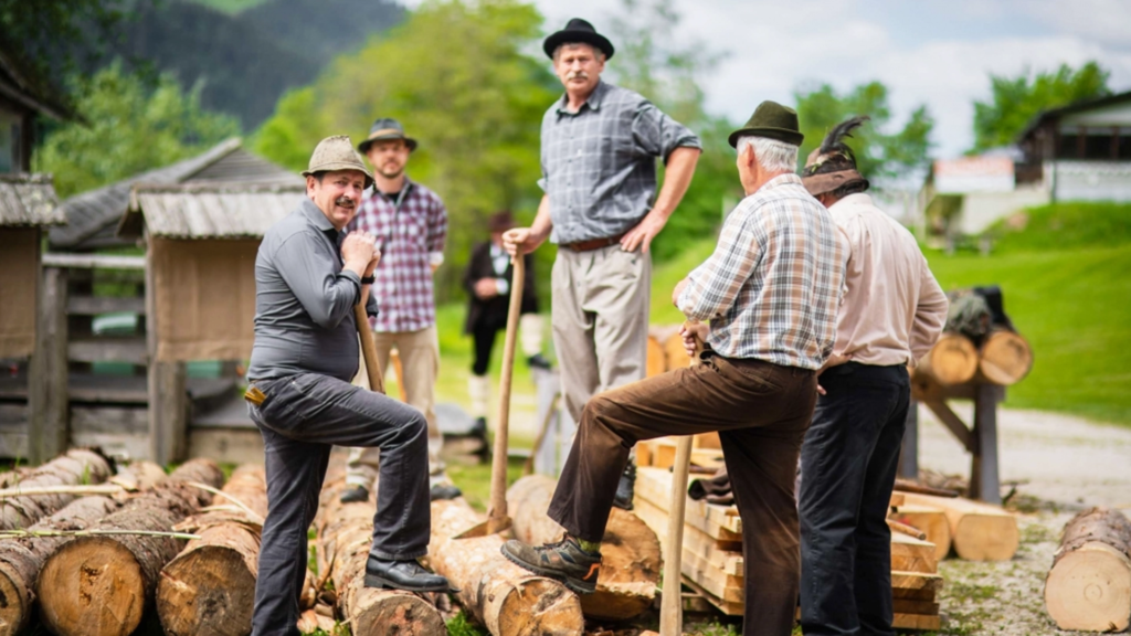 Koroška raftsmen at work with timber