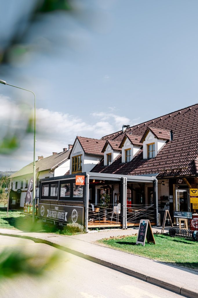 A modern culinary spot with a well-kept terrace and a pleasant ambiance for a stop with good food and socializing.