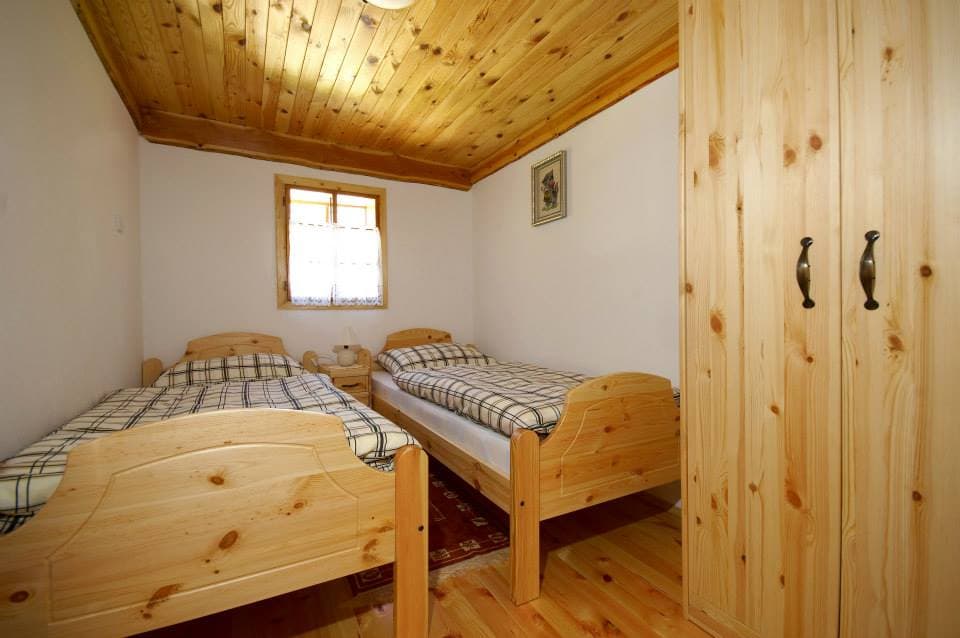 Spalnica v Mumini bajti ohranja preprostost in toplino tradicionalnega podeželskega bivanja.