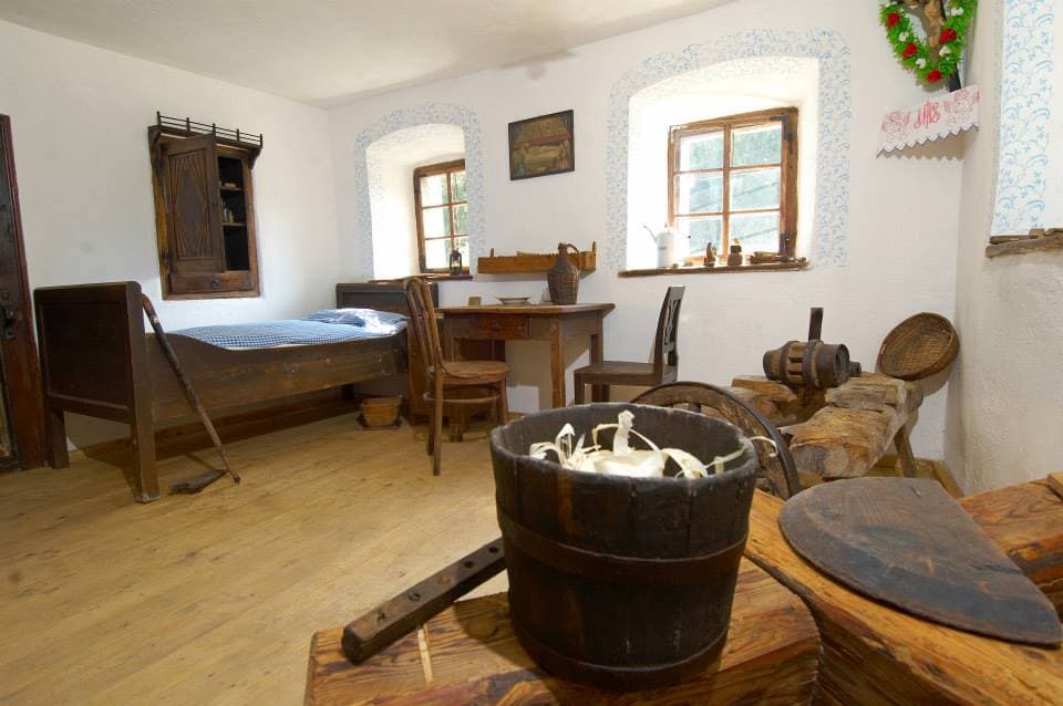 Notranjost nekdanje preužitkarske hišice – Mumine bajte, ki je preurejena v apartma za goste.