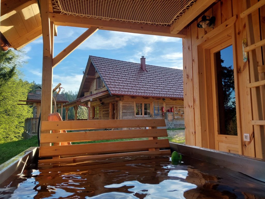 The holiday house offers a special relaxation experience in an outdoor wooden hot tub.