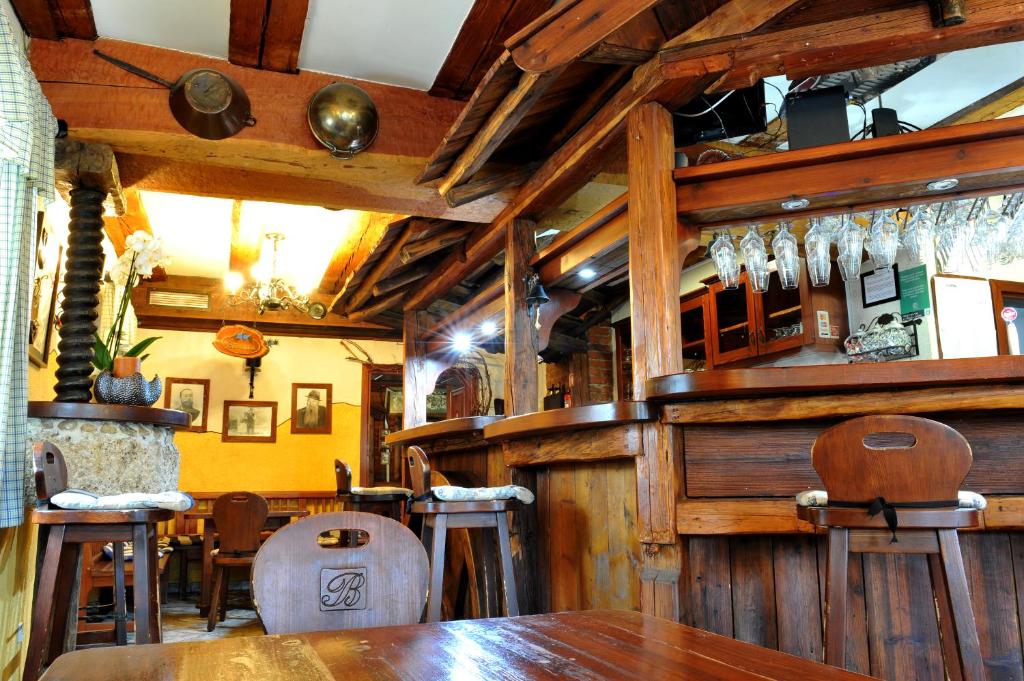 Gostilna Brančurnik navdušuje s tradicionalno urejeno notranjostjo, kjer leseni elementi ustvarjajo prijeten prostor za kulinarična doživetja in druženje.