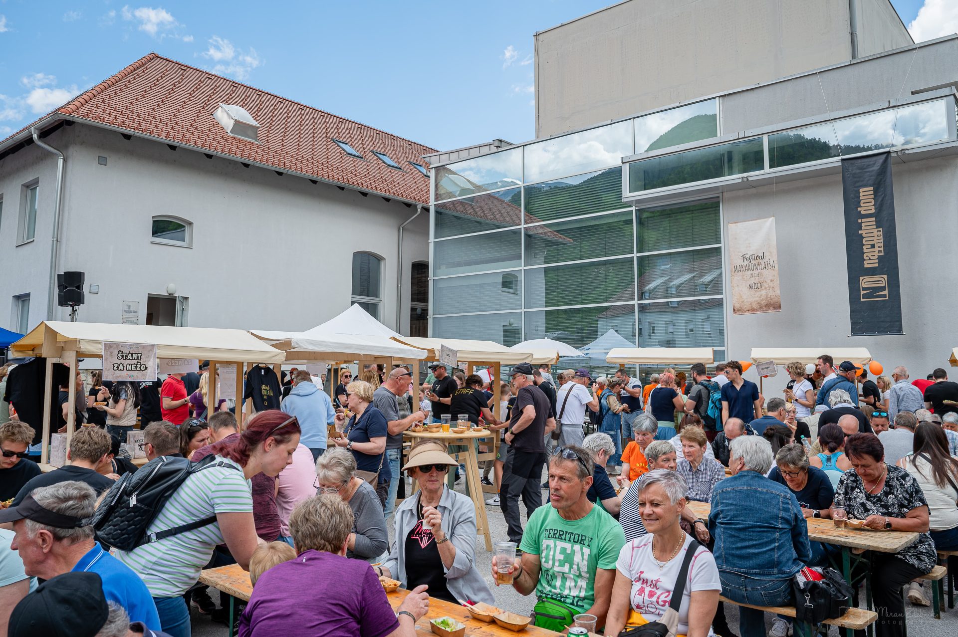 Koncerti, festivali in družabni dogodki povezujejo domačine in obiskovalce.