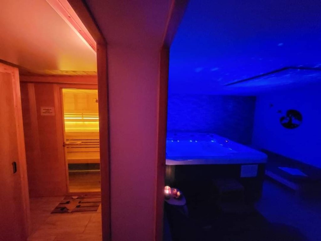 Wellness kotiček s savno in masažnim bazenom za popolno sprostitev.