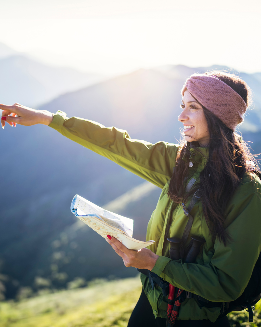 A tour guide with a map in hand brings the stories of the Koroška landscape closer to visitors.