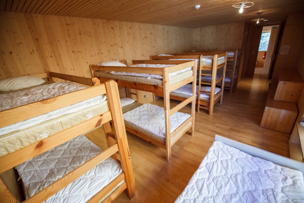 Skupna soba ponuja udobno nastanitev v prijetnem lesenem ambientu z večposteljno ureditvijo.