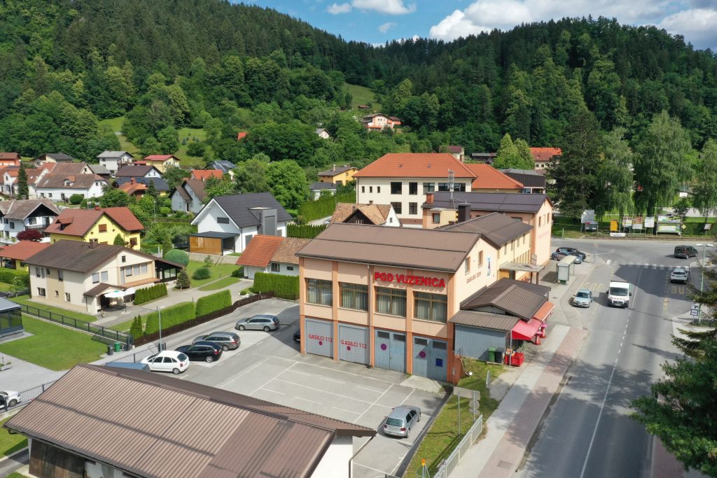 The accommodation is suitable for cyclists, hikers, and passing travelers seeking simple yet comfortable lodging. It is located in the fire station. 