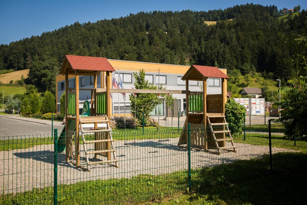 The hostel is located in a quiet part of town and also provides children's playgrounds.