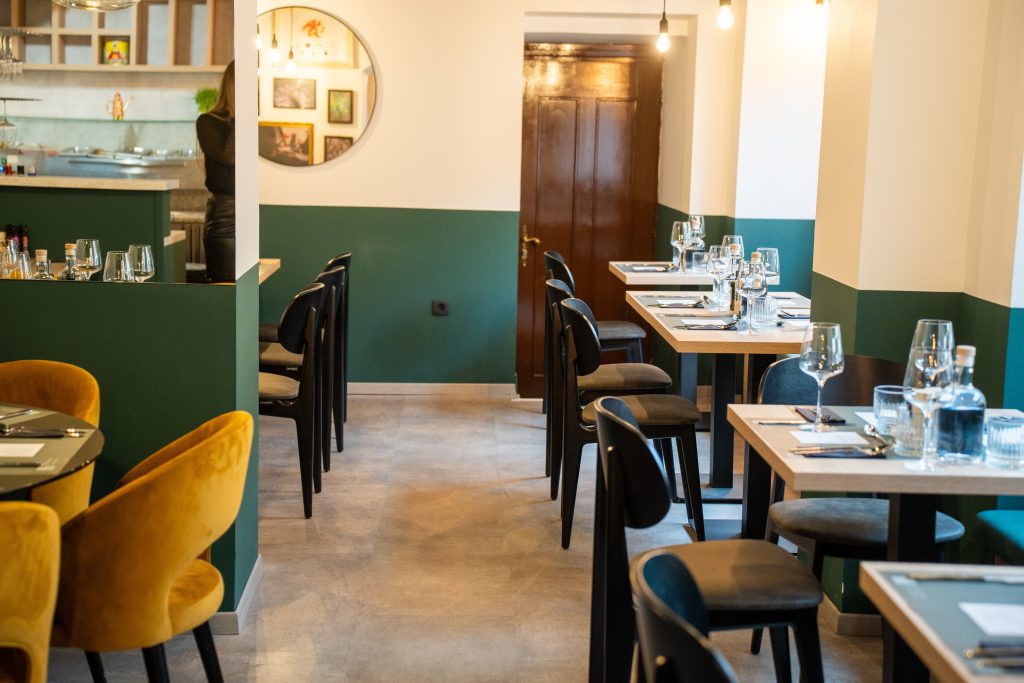 Urejena notranjost restavracije združuje elegantno oblikovanje, prijetne barvne odtenke in udobno razporeditev miz.