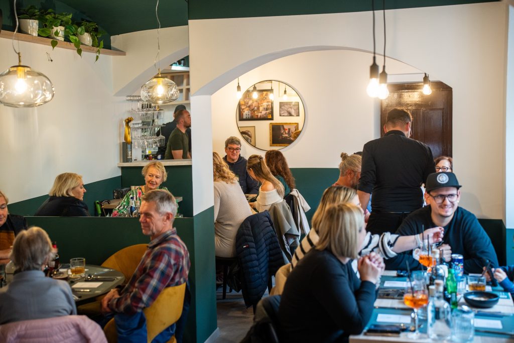 Prijeten ambient, dobra družba in izbrani italijanski okusi ustvarjajo sproščeno vzdušje, kjer gostje uživajo ob druženju in kulinaričnih doživetjih.