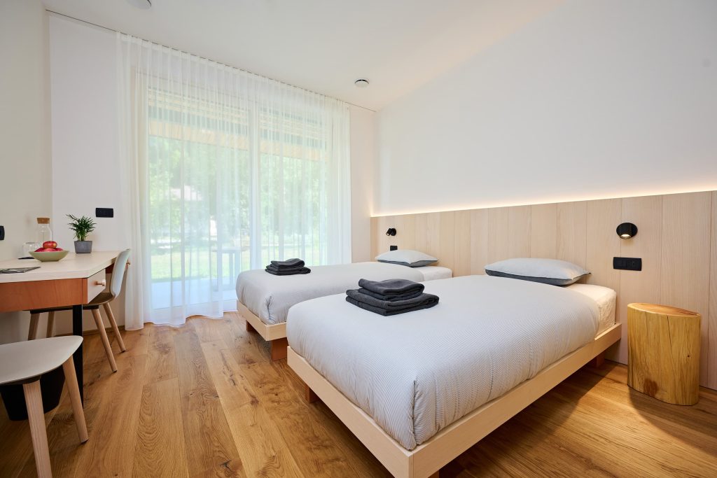 A pleasant bedroom with a double bed