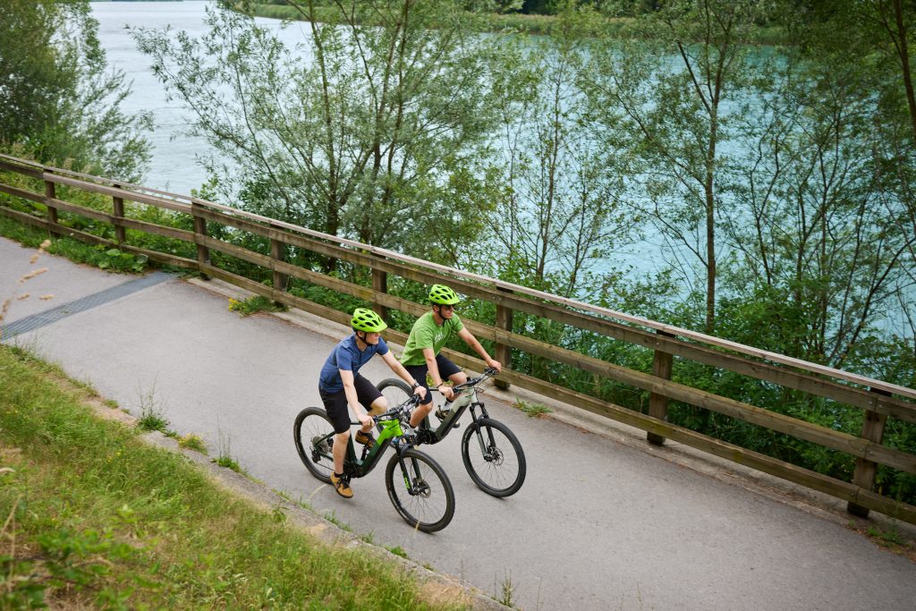 Two cyclists explore the surroundings of Radlje ob Dravi and enjoy a ride along the Drava River.