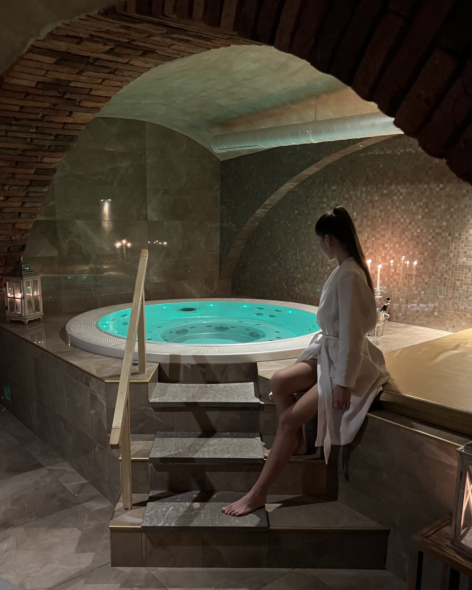 Intimen wellness ambient Hiše Ančka z obokanimi stropi, umirjeno svetlobo in masažnim bazenom ustvarja prostor za sprostitev in dobro počutje.