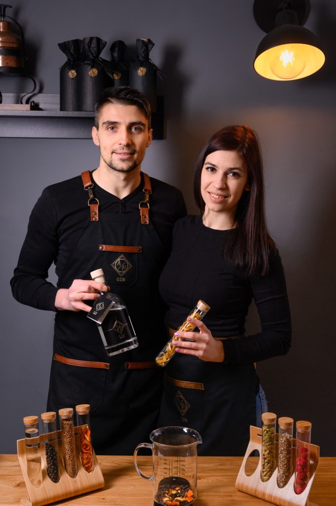 Anže Pešl in Lucija Murko Hajtnik– ustvarjalca zgodbe AP Gina in Ginarnice – Blacksmith Distillery.