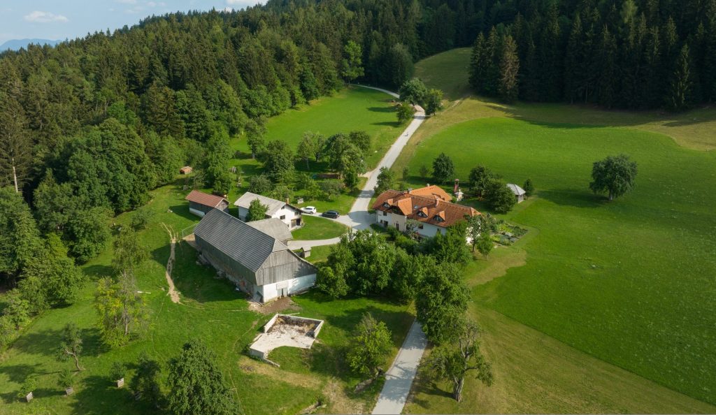 Turistična kmetija leži v mirnem podeželskem okolju, obdana z zelenimi travniki, kmetijskimi površinami in gozdovi.