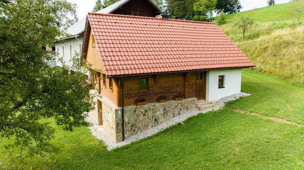 Omogočajo pristno bivanje v obnovljeni tradicionalni hiški sredi pohorske narave.
