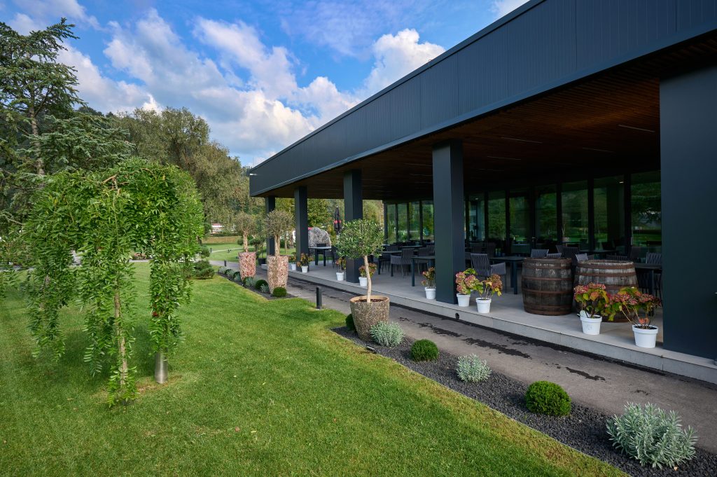 The exterior with a view of the terrace and well-maintained greenery, creating a pleasant space for relaxation.