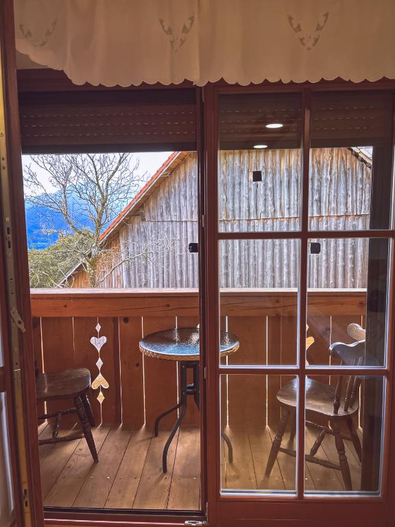 Leseni balkon pri Miklu – prijeten kotiček za sprostitev in uživanje v miru neokrnjene narave pod Peco.