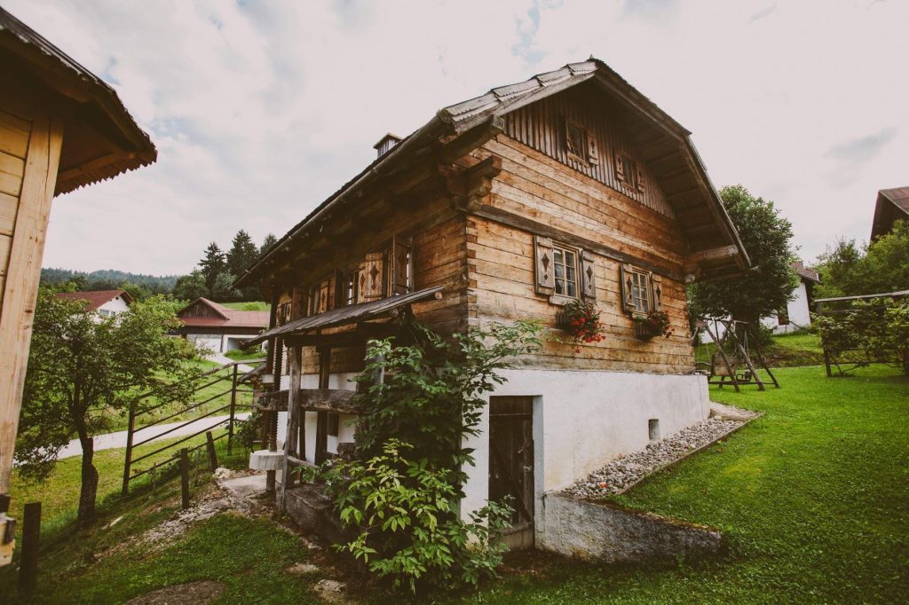 Pristna koroška domačija pod Uršljo goro, kjer se prepletajo domačnost, narava in nepozabni razgledi.