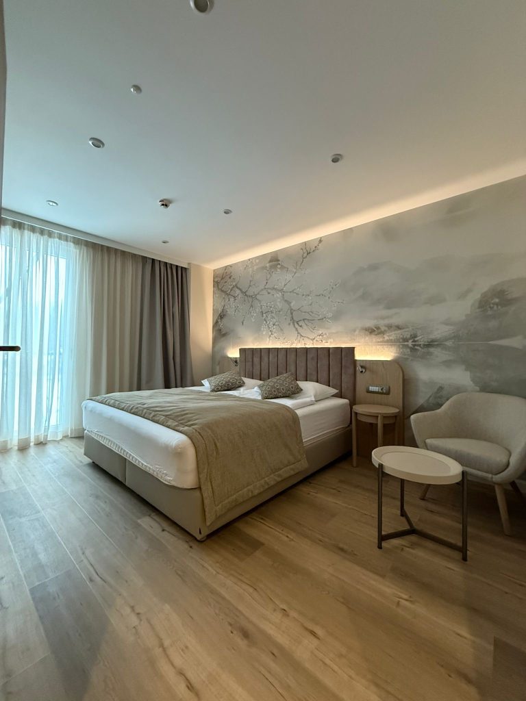 A beautifully and modernly furnished hotel room with a comfortable bed and a pleasant ambiance.