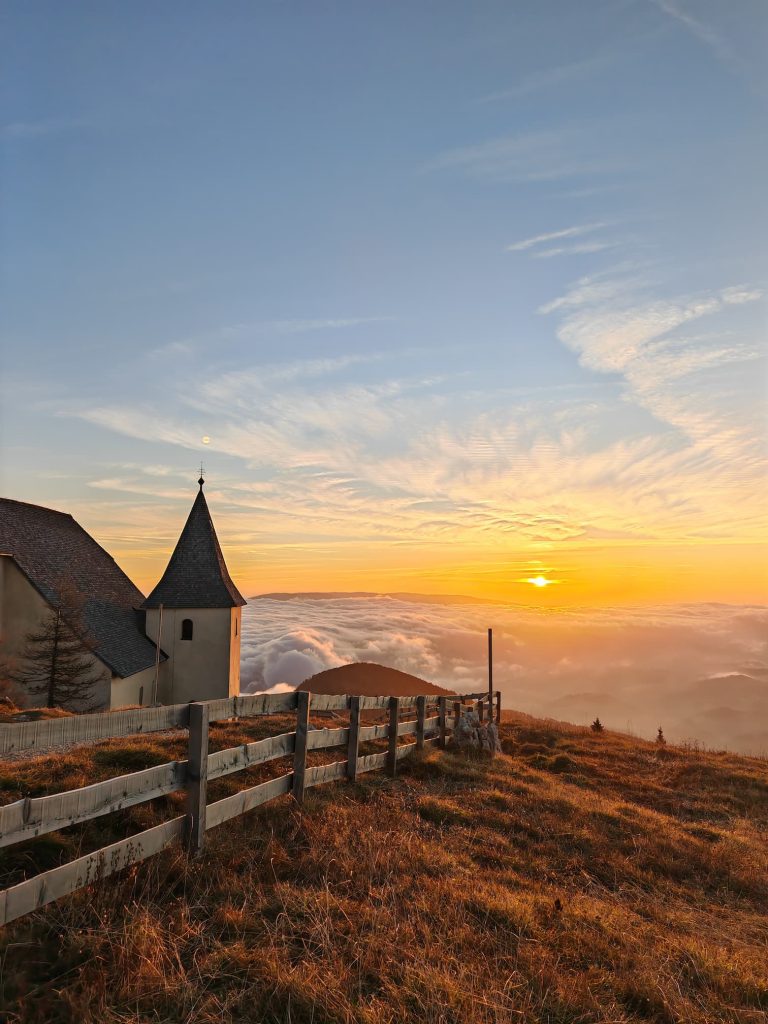 Razgled nad morjem oblakov in koroško pokrajino.