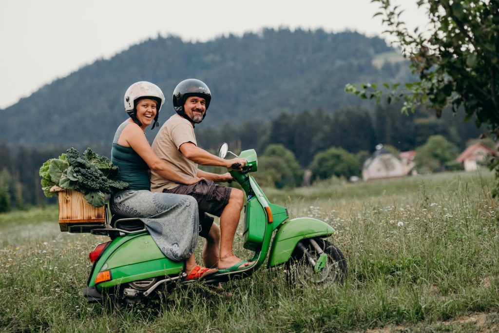 Skuter, prijetna vožnja skozi zeleno pokrajino in sveža zelenjava iz domačega okolja pripovedujejo zgodbo o pristnem doživetju na kmetiji.
