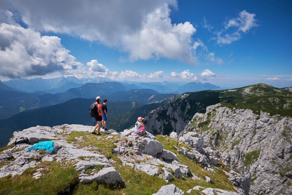 The scenic world of Peca impresses with its mighty rocky slopes and vast views of the surrounding mountains.