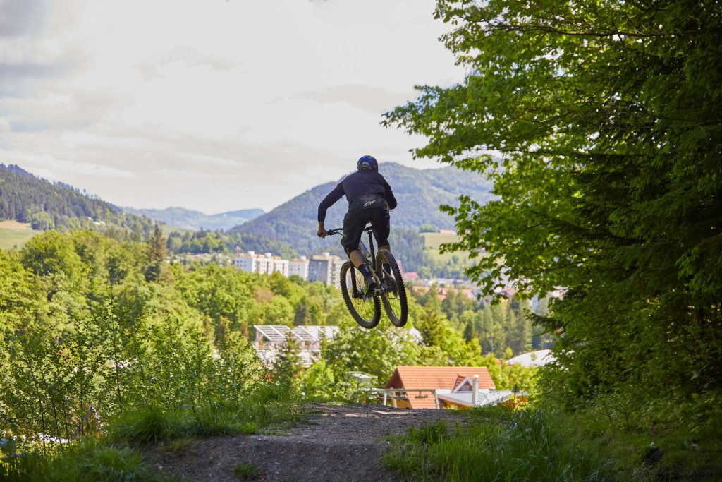 Kolesar med atraktivnim skokom v bike parku.