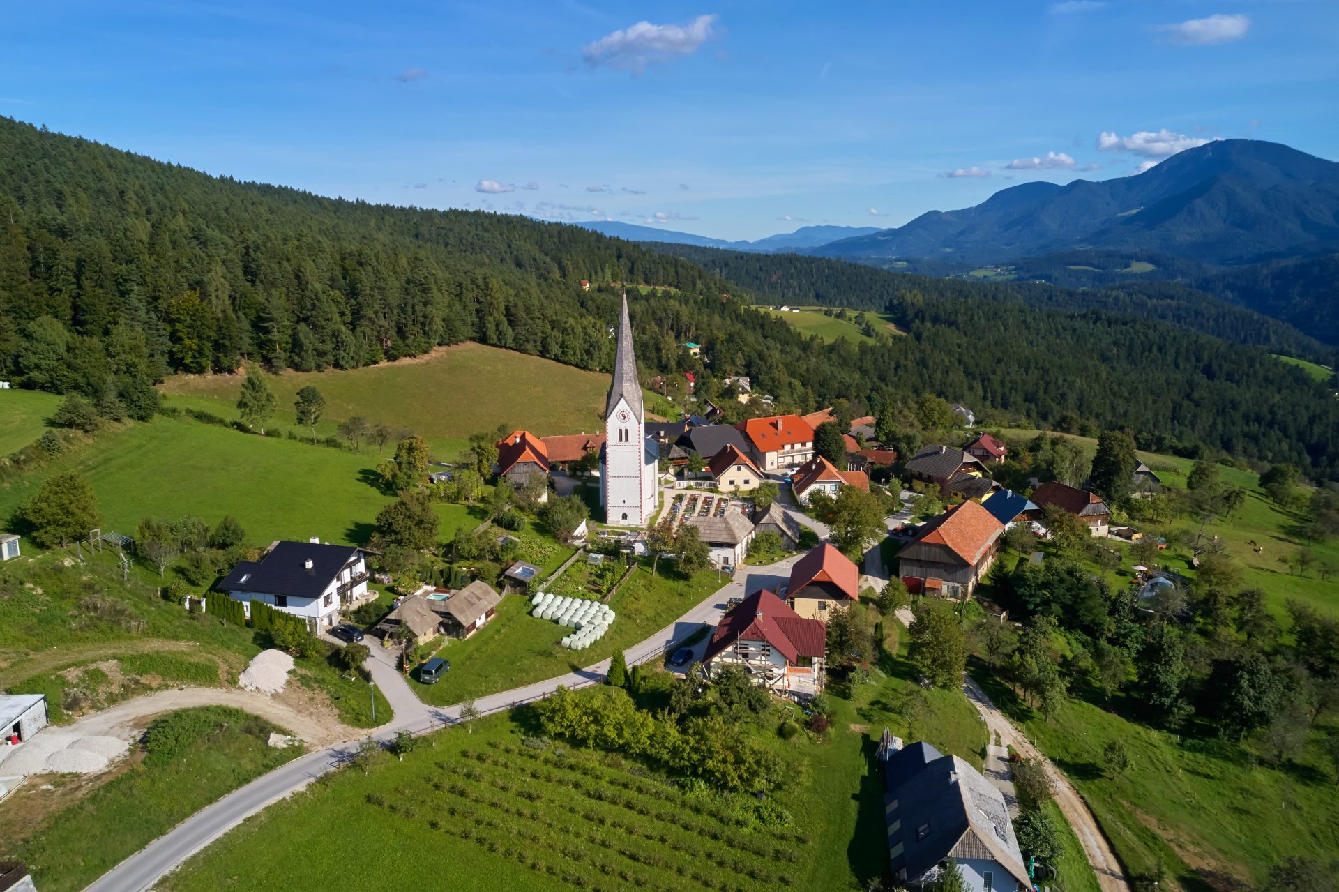 A hillside village above Prevalje, where the characteristic Carinthian landscape, rural charm, and views of the mighty surrounding mountains intertwine.