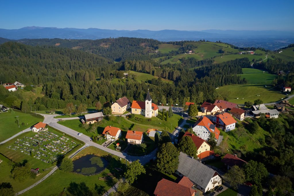 Slikovita hribovska vas z značilno cerkvijo, obdana z zelenimi gozdovi, travniki in širokimi razgledi na koroško pokrajino.