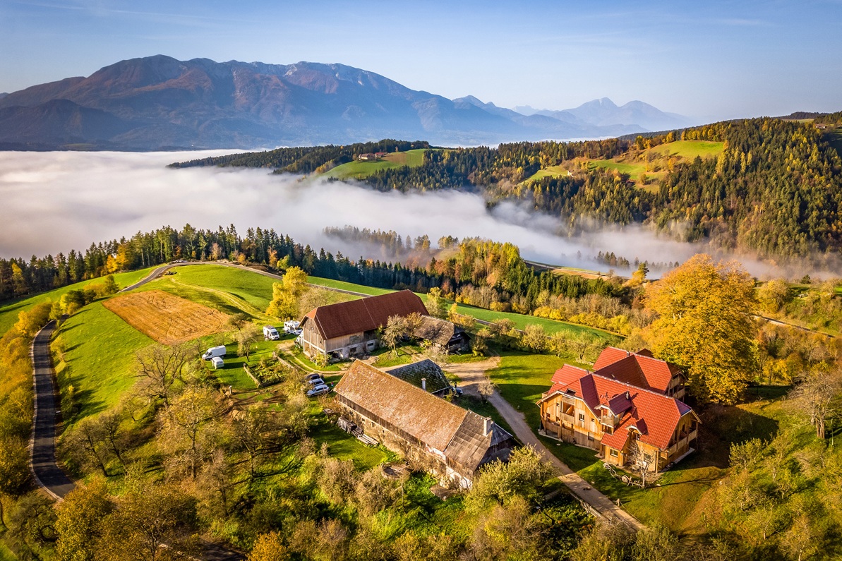 Ekohotel Koroš – samotna domačija nad megleno dolino z razgledi proti Peci.