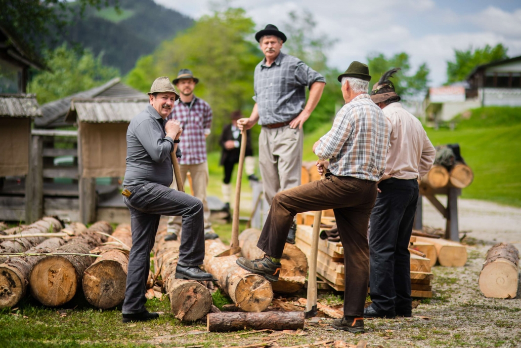 Rafters building a raft, where centuries-old rafting tradition on the Drava is preserved through manual work, wood, and old skills.