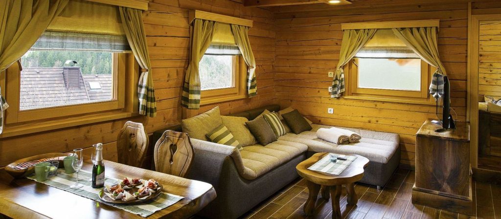 The living room of the log cabin serves as a pleasant space for socializing over homemade delicacies and the flavors of the Carinthian countryside.