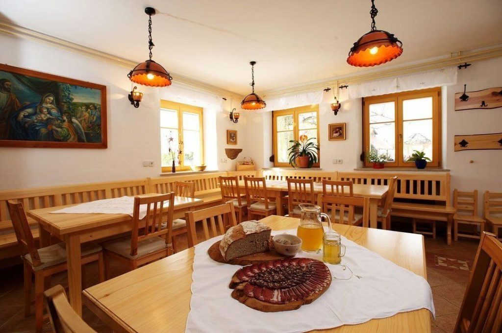 Domač kruh, suhomesnati izdelki in domače salame pripovedujejo zgodbo o tradiciji, skrbno pridelani hrani in koroški gostoljubnosti.
