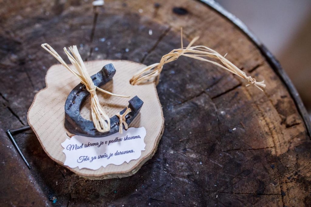 Kovaška podkev za srečo – droben spomin na bogato tradicijo stare kovačije.
