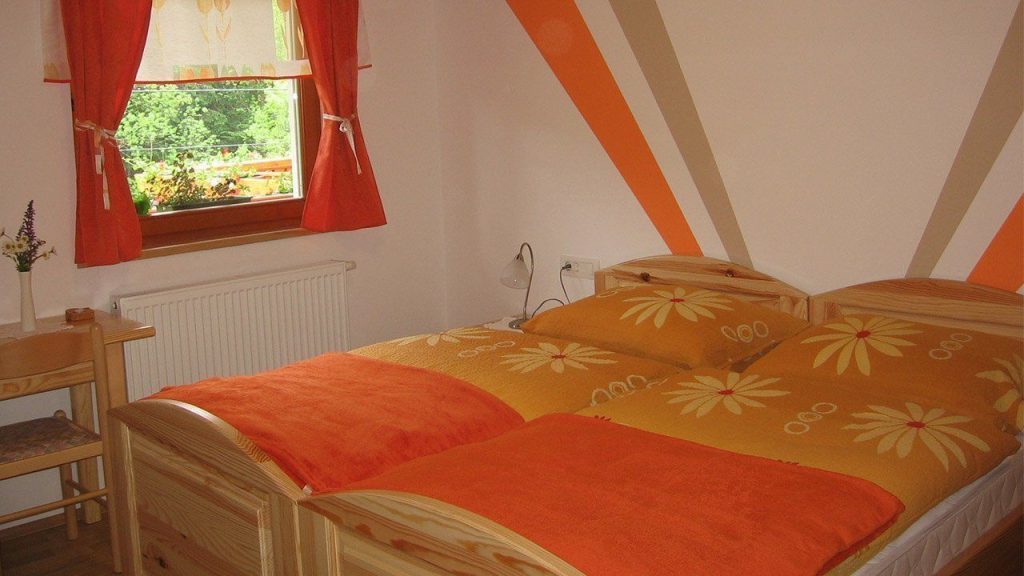 Leseno pohištvo, topli barvni odtenki in urejena notranjost odražajo značaj pristne koroške domačije.