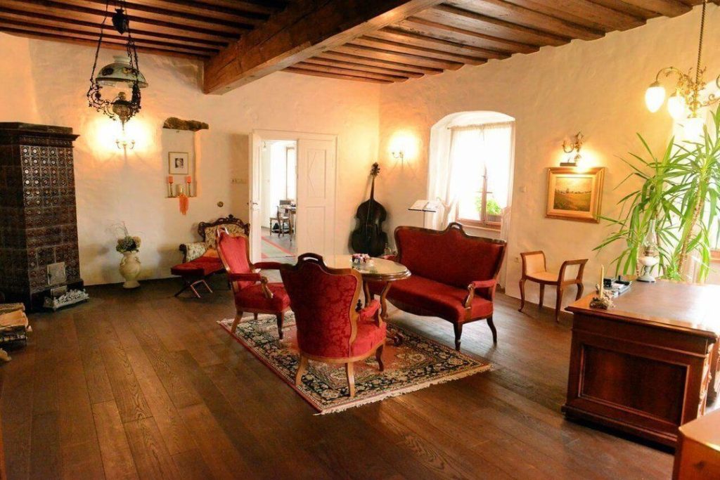 An elegantly furnished room where the elegance of antique furniture, the warmth of wood, and the spirit of history intertwine.