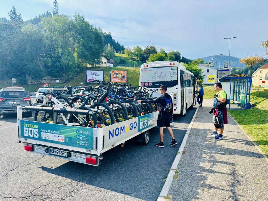 Štrekna bus z avtobusom in prikolico za kolesa – udobna in trajnostna povezava za kolesarje, ki omogoča brezskrbno raziskovanje kolesarske poti Štrekna.