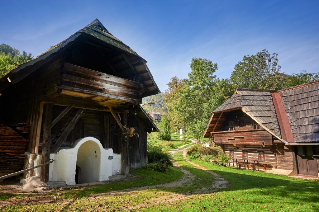 A picturesque example of traditional Carinthian rural architecture, preserving the image of former mountain homesteads.