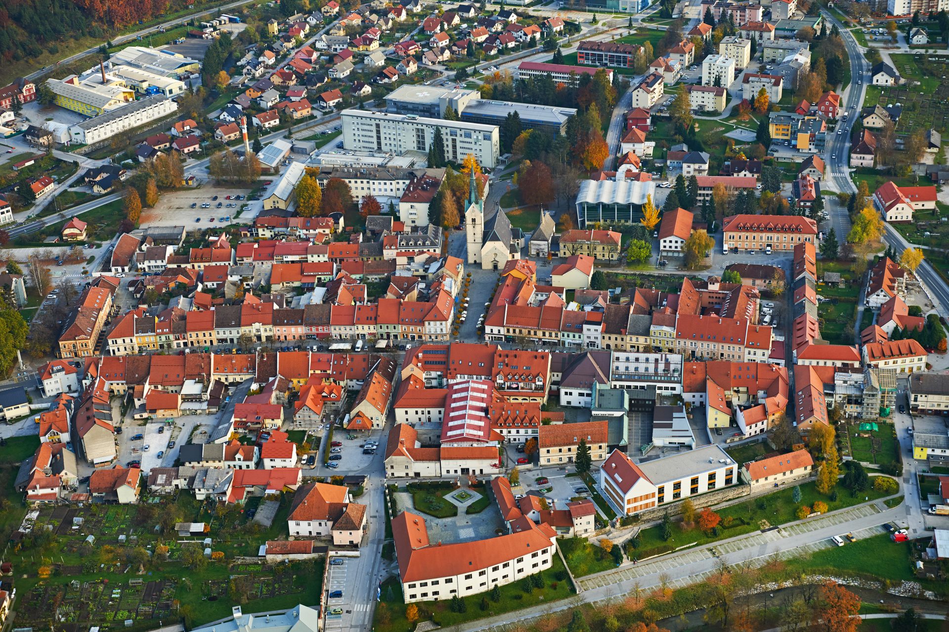 Panoramski pogled iz zraka na Slovenj Gradec.