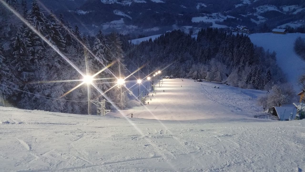 Smučarji uživajo na osvetljeni progi Smučišča Bukovnik.