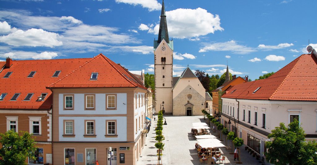 Pogled na trg v zgodovinskem jedru Slovenj Gradca.