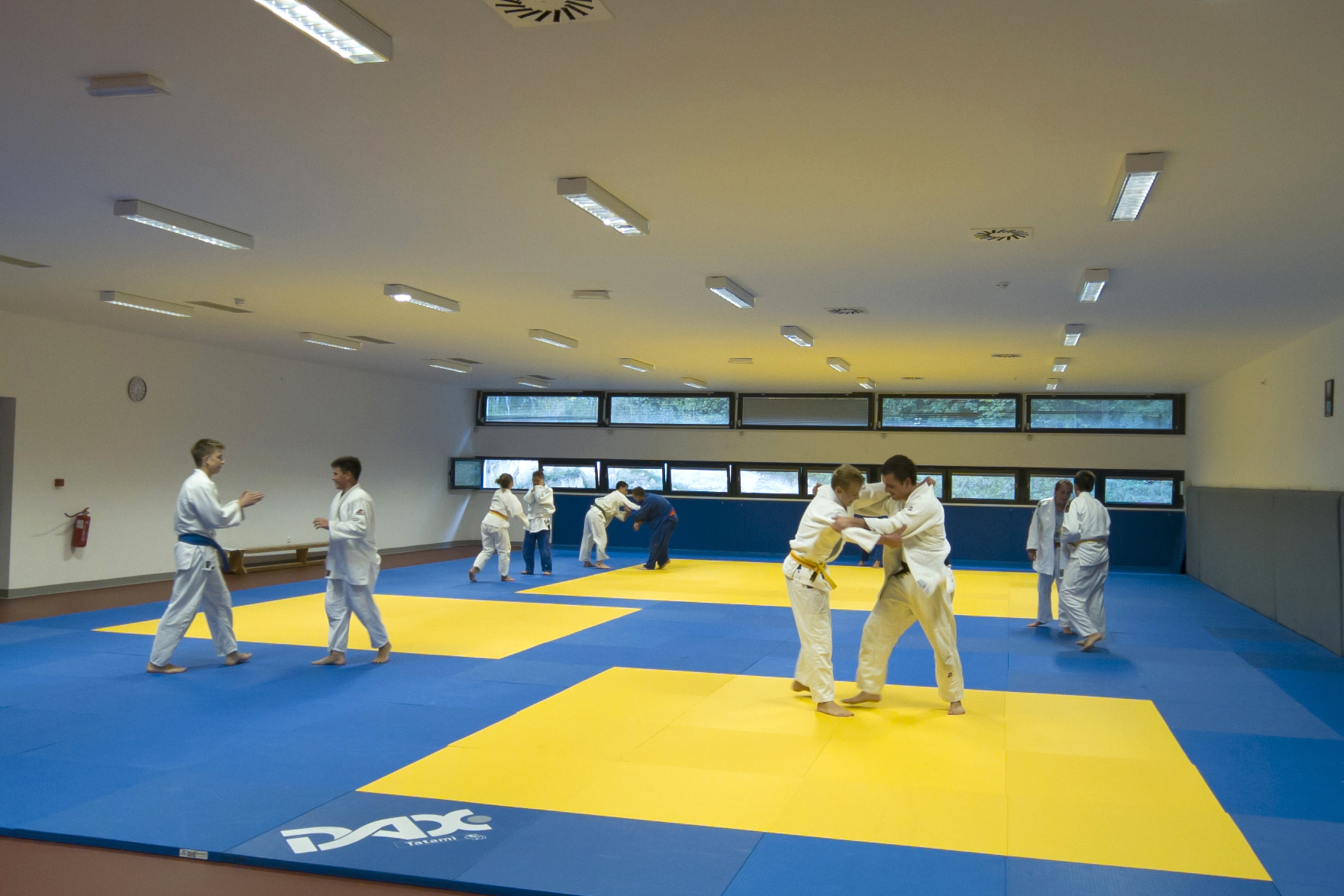 Judo vadba v sodobno opremljeni borilnici na Ravnah.