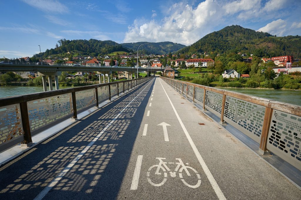 Stari most v Dravogradu je namenjen peščem in kolesarjem.