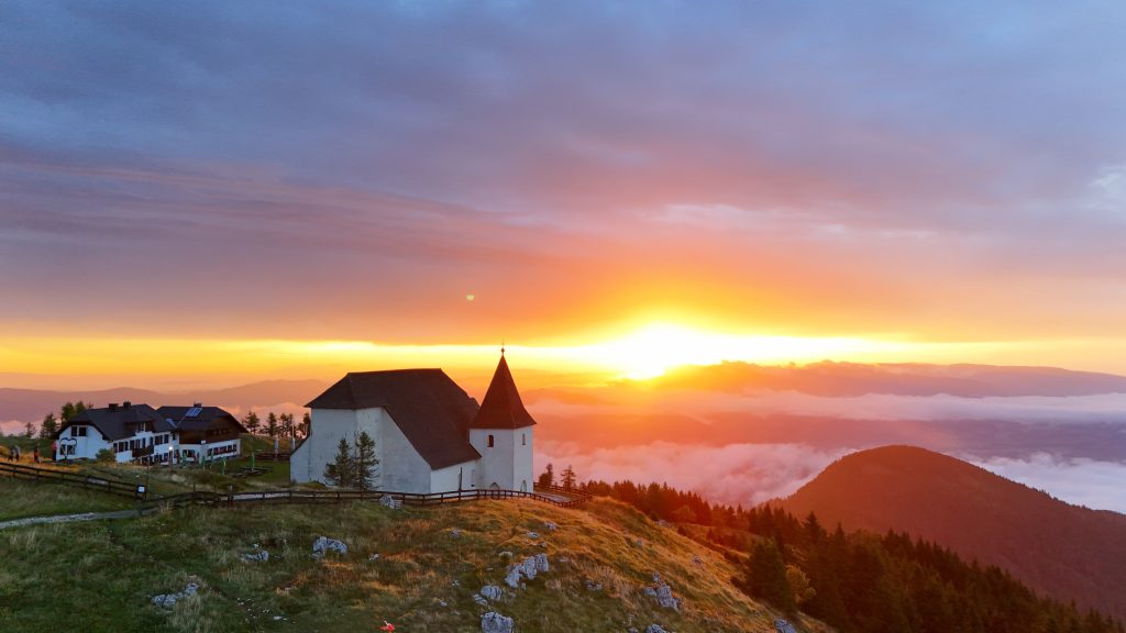 Na vrhu Uršlje gore vas pričaka cerkvica, odpirajo se tudi čudoviti razgledi.