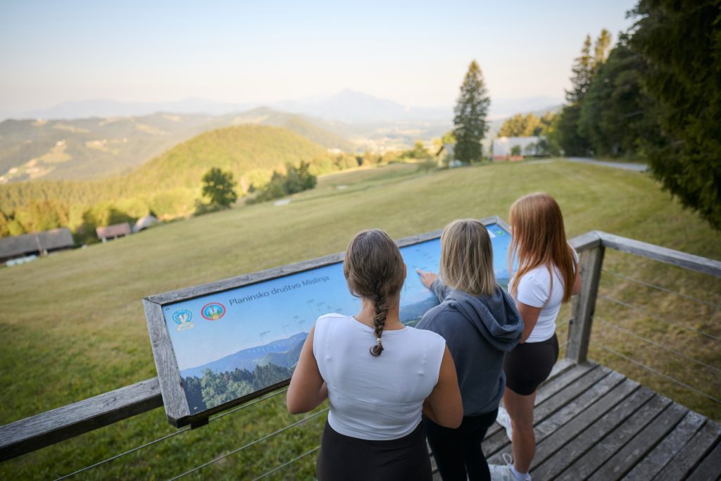 A viewing platform above Mislinja with marked surrounding peaks and a view of the valley.